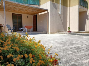 Appartamento con parcheggio privato e giardino